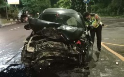 Mobilio Tabrak Pohon di Surabaya hingga Ringsek, Dua Orang Terluka