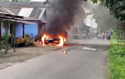Beredar Video Mobil Terbakar Jadi Tontonan Warga, Disebut di Banyuwangi