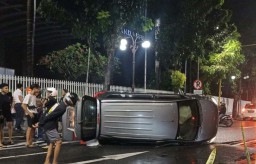 Mobil Ertiga Tabrak Pohon hingga Terguling di Depan Grand City Surabaya
