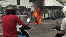 Heboh Sepeda Motor Terbakar di Alun-Alun Pasuruan, Pemiliknya Kabur