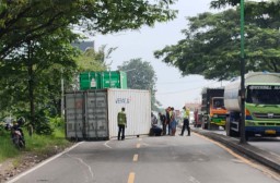 Motor Tertimpa Kontainer di Pasuruan, Pengendara Selamat