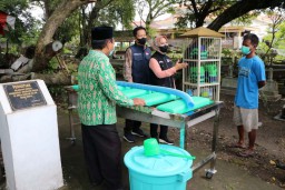 Wali Kota Mojokerto Ning Ita Serahkan 6 Peralatan Mandi Jenazah
