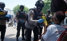 Patroli Prokes, Pamor Keris Tambaksari Bagikan Vitamin hingga Jas Hujan