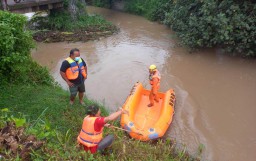Pedagang Bawang Dilaporkan Tenggelam di Sungai Jombang