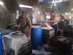 Harga Kedelai Mahal, Perajin Tahu di Jombang Tetap Produksi