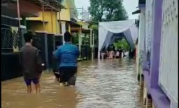 Dua Acara Pernikahan Digelar saat Banjir di Pasuruan