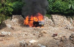 Pikap Bermuatan Solar Terbakar di Pacitan, Penumpang Panik Berlarian