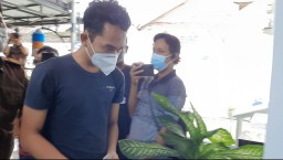 Foto: Penampakan Randy Bagus, Tersangka Kasus Aborsi saat di Kejari Mojokerto