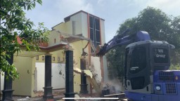 Rumah Dirobohkan dengan Excavator Gegara Orang Ketiga