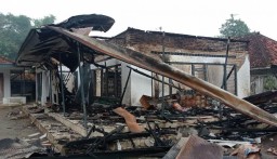 Rumah di Bangkalan Ludes Terbakar dan Motornya Dicuri, Korban: Salah Saya Apa?