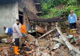 Rumah Warga di Ponorogo Roboh Tertimpa Tebing Longsor