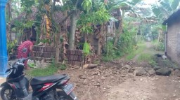 Akses Jalan Dihalangi Selokan Buatan Tetangga di Magetan, Dipicu Tai Sapi