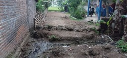 Akses Jalan Dihalangi Selokan Buatan Tetangga, 2 KK di Magetan Memutar 1 Km