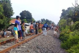 Duduk di Tepian Rel, Warga Probolinggo Meninggal Tersambar Kereta