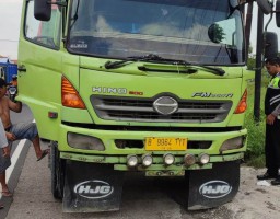 Terjatuh Lewati Jalan Berlubang di Pasuruan, Warga Surabaya Tewas Tertabrak Truk