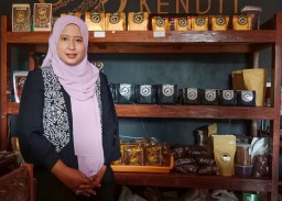 UMKM UD Cangkir di Rembang Sukses Miliki 300 Reseller Berkat Mentoring SIG