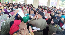 Operasi Pasar Minyak Goreng di Ponorogo Ricuh, Ribuan Warga Saling Dorong