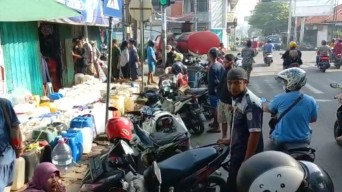Warga Rela Antre 3 Jam Lebih untuk Beli Minyak Goreng Curah di Mojokerto