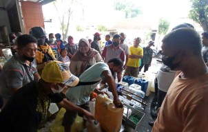 Warga di Banyuwangi Rela Antre Berjam-jam Demi Dapatkan Minyak Goreng Curah