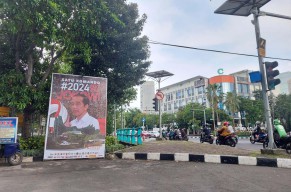Baliho '2024 Ikut Pak Jokowi' Disebut Sikap Politik yang Ambigu