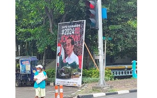 Tujuan Relawan Pasang Baliho '2024 Ikut Pak Jokowi' di Surabaya