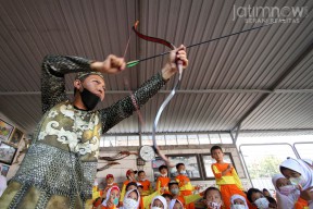 Foto: Keseruan Berkuda dan Memanah Gratis di Gresik