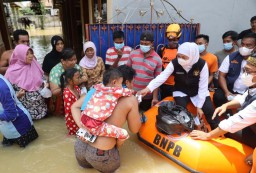 Khofifah Kerahkan Semua Sumber Daya Pastikan Banjir Pamekasan Cepat Surut