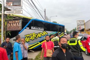 Bus Pariwisata Rem Blong Seruduk 3 Mobil dan Warung di Malang