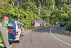 Bus Pariwisata asal Demak Tabrak Tebing di Magetan, Semua Penumpang Selamat