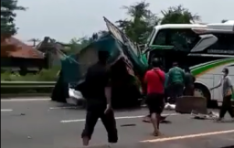Kecelakaan di Tol Dupak Surabaya, Bus Seruduk Truk