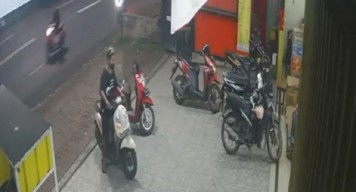 Aksi Dua Pria Curi Sepeda Motor di Sidoarjo Terekam CCTV