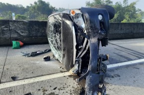 Diduga Sopir Mengantuk, Daihatsu Xenia asal Lampung Terguling di Tol Jombang