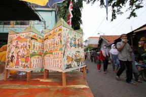 Tradisi Padusan di Gresik dan Damar Kurung Keluarga Masmundari yang Lestari
