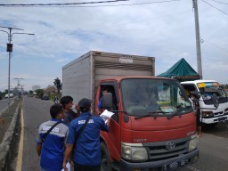 Puluhan Sopir Logistik di Jombang Mogok Kerja, Tuntut Bongkar Mafia ODOL