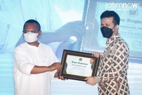 Gubernur dan Wakil Gubernur Jatim Terima SIWO PWI Jatim Award 2022