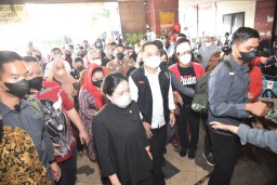 Eri Cahyadi Dampingi Ketua DPR RI Blusukan di Pasar Tambahrejo