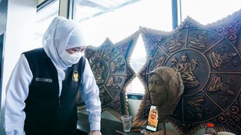Khofifah Apresiasi Pemberdayaan Ekonomi Masyarakat di Rest Area Mojokerto