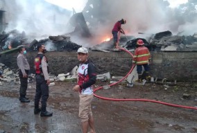 Tersambar Petir, Gudang Benang dan 2 Mobil di Pasuruan Ludes Terbakar