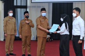 Serahkan SK PPPK, Gus Ipul: Jangan Jadi Guru yang Datang Lalu Pulang Saja