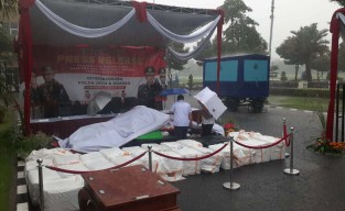 Tenda Pemusnahan Barang Bukti Narkoba di Polda Jatim Roboh Akibat Hujan Angin