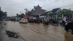 Lalu Lintas Jalan Raya Kraton Pasuruan Merayap Imbas Banjir Sungai Welang