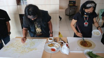 Unik, Melukis Gunakan Cat dari Bahan Makanan di Midtown Residence Surabaya