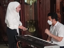 Duet Bareng Wagub Emil, Hati Kades Cantik Dagdigdug karena Alasan Ini