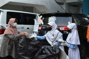 SD Muhammadiyah 18 Surabaya Bagikan 400 Minyak Goreng hingga Gula ke Warga