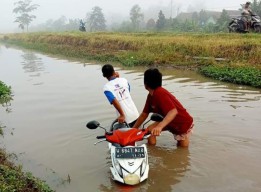 Warga Sidoarjo Temukan Motor Misterius di Dasar Sungai Desa Durungbanjar