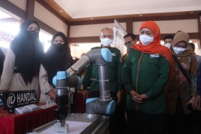 Khofifah Sebut Vokasional Bagian Mutlak dari Industri, Dunia Usaha dan Kerja