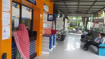 Tes Covid-19 Dihapus, Penumpang Tujuan-Keberangkatan Stasiun Lamongan Naik