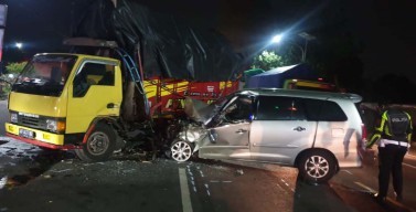 Innova Ringsek Tabrak Truk di Mojokerto, Satu Orang Terluka