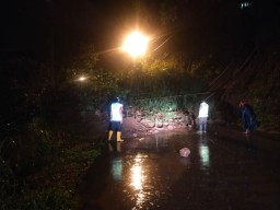 Tebing 7 Meter Longsor Tutup Jalur Pacet-Trawas Mojokerto