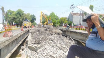 Gubernur Khofifah Target Perbaikan Jembatan Ngaglik Lamongan Beres H-10 Lebaran